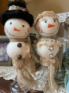 DIY Wool Dryer Ball Snowmen - The Crafty Decorator