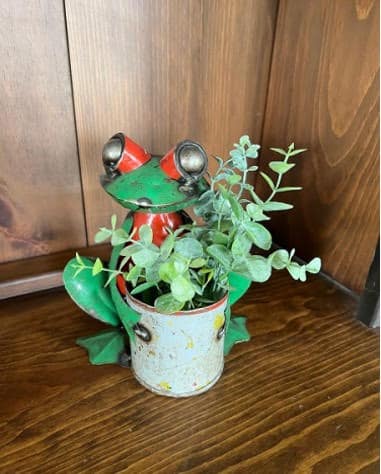 Recycled Metal Frog W/Flower Pot