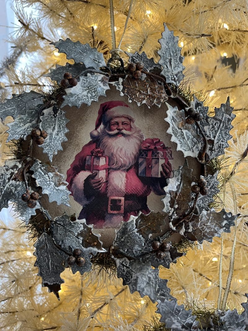 Santa Metal Holly Berry Wreath Hanger Kit